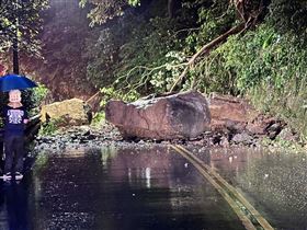 ▲新北市石碇區錠坪路一段台106乙線7K處晚間5點32分左右，傳出土石砰落，現全線封閉，由轄區員警疏導車輛改道，幸無造成人員傷亡或車輛受損。（圖／翻攝畫面）