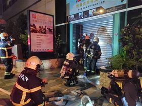 ▲台北市內湖瑞光路上一家軍用品店7日晚間8點多發生火警，無人傷亡，但警方於火勢撲滅後發現疑似起火點有點火器且還飄出汽油味，不排除人為縱火，調閱監視器追查，已鎖定特定人士持續追緝中。（圖／翻攝畫面）