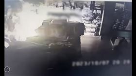 ▲台北市內湖瑞光路上一家軍用品店7日晚間8點多發生火警，無人傷亡，但警方於火勢撲滅後發現疑似起火點有點火器且還飄出汽油味，不排除人為縱火，調閱監視器追查，已鎖定特定人士持續追緝中。（圖／翻攝畫面）