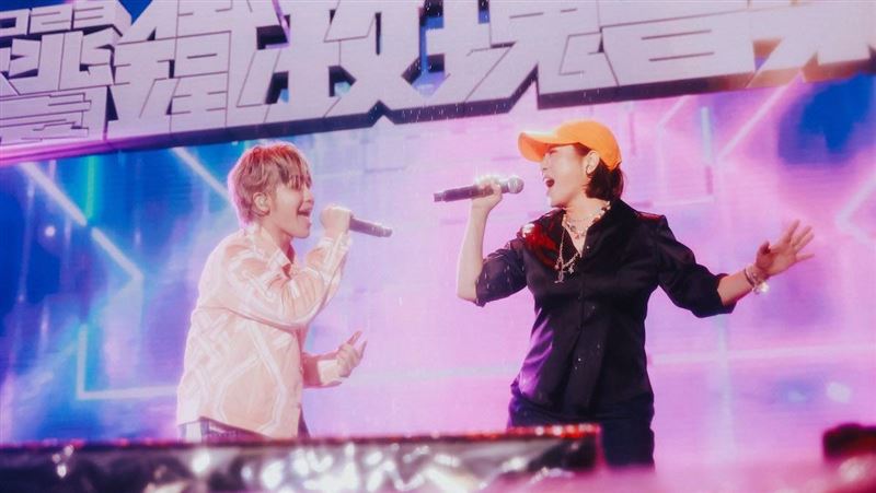 太浪漫！鼓鼓開唱台下驚見玫瑰花海　突霸氣告白：今晚是我的