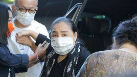 資深藝人陳盈潔因偽造有價證券罪遭判刑，今赴北檢報到入監服刑。（圖／記者楊澍攝影）