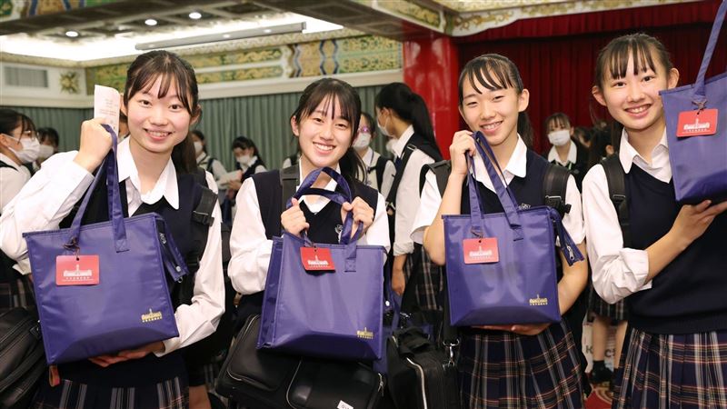 「翡翠騎士」快閃演出　小英送台灣小吃