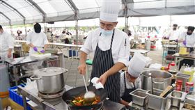 參加競賽的選手們各展長才，專心投入烹調。（圖／台北市商業處提供）