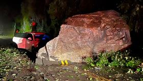 烏來,巨石,信賢里,北107線,汽車,砸中,滑落,命大