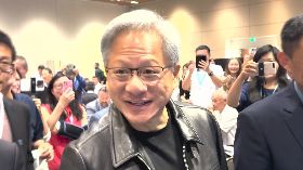 黃仁勳現身科技年會