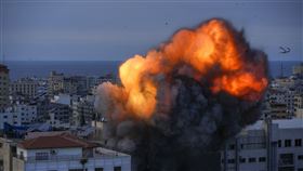 以色列回擊加薩地區進行空襲，可見濃煙不斷升起。（圖／美聯社／達志影像）