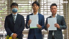 民進黨新北市中和區立委參選人吳崢、政治評論員李正皓與匡正國際法律事務所主持律師匡伯騰律師今（９）日赴台灣高等檢察署，遞狀告發馬文君違反「外患罪」。（圖／李正皓提供)