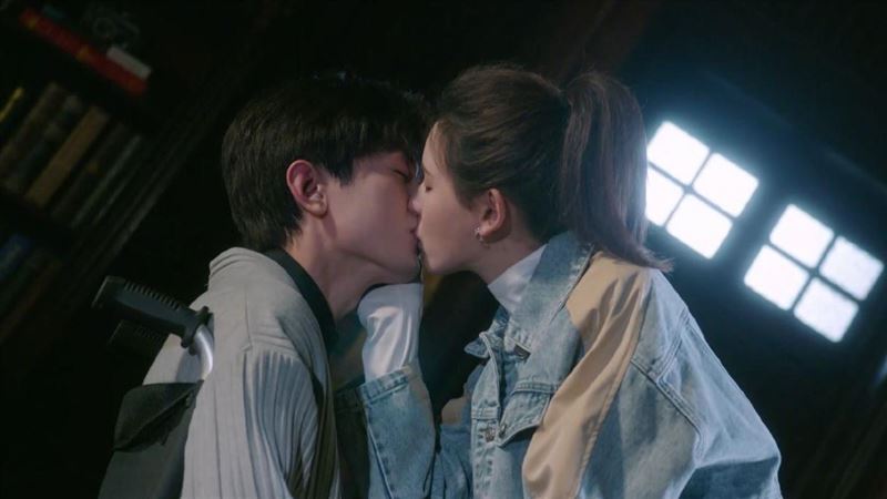 成毅坐輪椅被女神激吻　親到十指緊扣羞炸