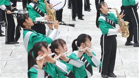 日本「翡翠騎士」圓山飯店快閃演出（2）有「翡翠騎士」稱號的日本東京農業大學第二高等學校吹奏樂部，9日上午在台北圓山飯店戶外廣場快閃演出，吸引民眾圍觀。中央社記者謝佳璋攝　112年10月9日