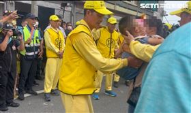 白沙屯媽祖賜福遲緩兒　特別停駕超感人（圖／翻攝畫面）