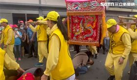 白沙屯媽祖賜福遲緩兒　特別停駕超感人（圖／翻攝畫面）