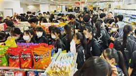 翡翠騎士：想逛台灣7-11！「圓夢塞爆超商」畫面曝光　這款泡麵超夯。（圖／翻攝自廖泰翔臉書）