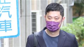 林秉樞赴台灣高等法院出庭男子林秉樞（左）被控施暴民進黨立委高嘉瑜及偽造文書等案開庭，林秉樞30日在律師陪同下赴台灣高等法院刑事庭出庭。中央社記者張新偉攝  112年3月30日