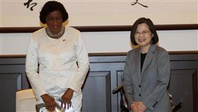 聖文森及格瑞那丁總督朵根訪台　會見蔡總統總統蔡英文（右）9日在總統府會見聖文森及格瑞那丁總督朵根（H.E. Dame Susan D. Dougan, GCMG, OBE）（左），朵根總督期盼透過此行，進一步拓展兩國在各領域的合作關係，並共同為全球民主發展貢獻正向力量。中央社記者鄭傑文攝　112年10月9日