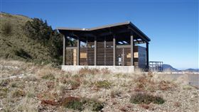 合歡山上廁所手機掉糞坑1名女遊客在合歡山主峰公廁上廁所時，手機不慎掉進糞坑，她趕忙在附近撿拾1支長竿想要撈取，沒想到愈戳愈深，請求太管處協助。（太管處提供）中央社記者李先鳳傳真  112年10月9日