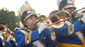 美國「純金之聲」UCLA棕熊行進樂隊。（圖／中華文化總會提供）