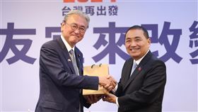 日華懇會長古屋圭司率團訪侯友宜（2）日華議員懇談會會長古屋圭司（左）9日上午率團前往新北市板橋區拜會國民黨總統參選人侯友宜（右），侯友宜致贈茶葉歡迎日本議員團的到來，以表達台日關係友好。中央社記者趙世勳攝　112年10月9日