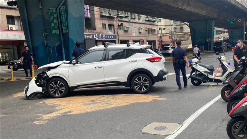 三重休旅車與貨車對撞　現場5人傷