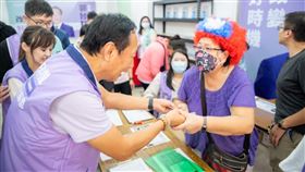 郭台銘走訪走訪台中清水連署站。(圖/郭辦提供)