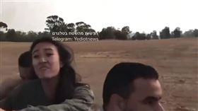▲以色列女大生曼妮在男友面前被哈瑪斯武裝分子擄走的畫面，在各大社群平台上流傳。（圖／翻攝自社群平台X）