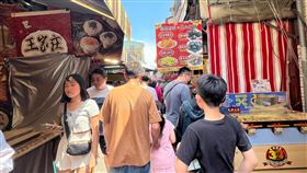 台南安平老街中秋連假遊客多台南市觀光旅遊局統計至1日中午為止，中秋連假期間約有40萬人次遊客造訪台南各景點，其中安平老街深受遊客喜愛，許多民眾前往逛街品嚐美味小吃。（台南市觀旅局提供）中央社記者楊思瑞台南傳真  112年10月1日