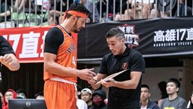 ▲領航員教頭卡米諾斯（Iurgi Caminos）賽後怒轟裁判不公。圖為沃許本（Jason Washburn）。（圖／PLG聯盟提供）