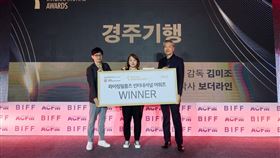 釜山國際電影節代理主席南東哲（左），與台灣評審代表馬天宗（右）頒發「國際新風獎」大賞。（圖／風度影業提供）