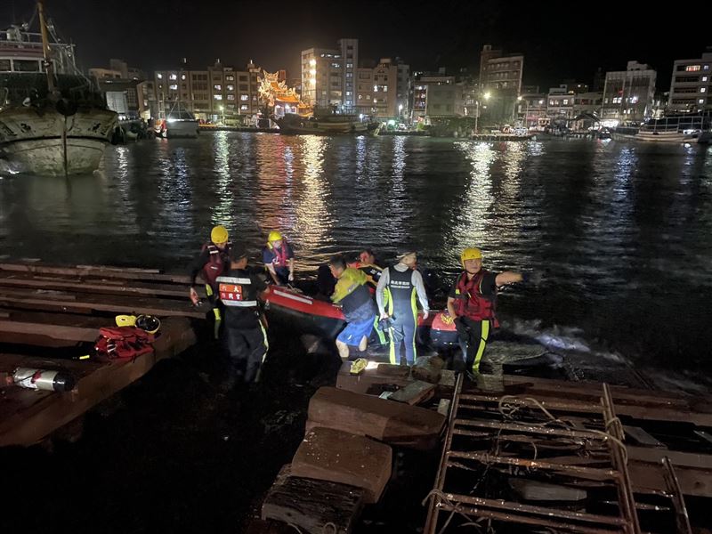 新北野柳港1釣客落海　疑撿手機送醫搶救