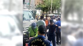 ▲消防員工作權益促進會人員原訂今晚夜宿凱道，但因為警方提前部署無法進入廣場，一輛權益會滿載塑膠椅的小貨車也被警方擋住，爆發口角衝突，差點引發消防人員與警方的衝突。（圖／CTWANT）