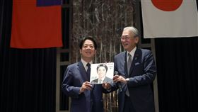 賴清德出席日華懇成立50週年酒會（2）副總統賴清德（左）9日出席「中華民國國慶日本國會議員祝賀團」日華懇成立50週年酒會暨立法院歡迎晚宴。（總統府提供）中央社記者葉素萍傳真  112年10月9日