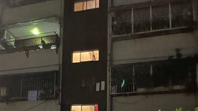 ▲高雄市鳳山區一公寓大樓9日晚間9點多驚傳命案。根據了解，死者為一家3口，包括70多歲婦人及分別為51歲、53歲的兒子和女兒，已死亡一段時間，現場無打鬥痕跡、遺體無外傷，出判無外力介入，詳細原因警方正調查中。（圖／翻攝畫面）