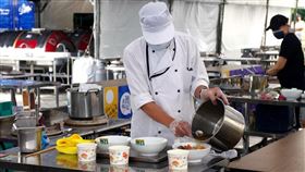 參賽選手專注料理調理包。（圖／台北市商業處提供）