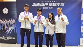 F-16伴飛台灣英雄  選手感謝蔡總統心意奪下射箭女子複合弓團體賽銀牌的選手陳怡瑄（左2）說，非常謝謝總統蔡英文，看到F-16在飛機旁伴飛，雖然天氣不太好，但有看到閃爍的熱焰彈，感覺很棒，她在上一次亞運也有看過，覺得蔡總統對選手們很有心。中央社記者吳睿騏桃園機場攝  112年10月9日