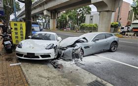 價值1棟房子的車禍！法拉利撞保時捷半殘（圖／記者爆料網）