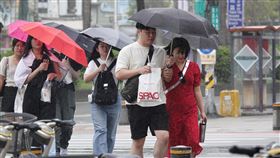 東北季風影響　北北基宜大雨特報東北季風影響，中央氣象署9日發布大雨特報，大雨地區為基隆市、台北市、新北市、宜蘭縣。圖為台北西門町上午雨勢不小。中央社記者鄭傑文攝　112年10月9日