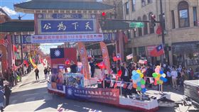 芝加哥僑界慶雙十 駐處花車參與遊行芝加哥僑學界7日在華埠舉辦升旗典禮及兩年一次的國慶遊行，駐芝加哥辦事處精心裝飾花車，為活動增色。（駐芝加哥辦事處提供）中央社記者尹俊傑紐約傳真  112年10月10日