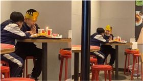漢堡當蛋糕！2男童速食店慶生「笑容滿面」　畫面惹哭全網：眼眶濕了（圖／翻攝自微博）