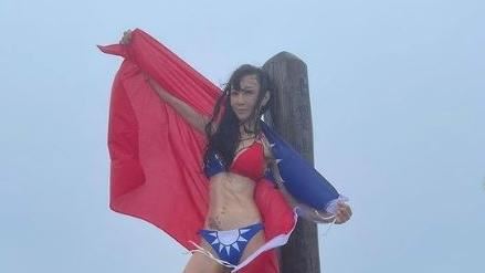 愛國女神是她　女星辣穿國旗比基尼慶雙十