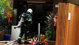 中山區一處大樓地下室汽車自燃。（圖／翻攝畫面）