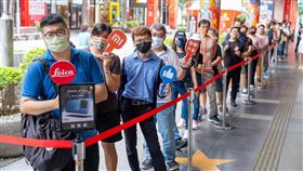 Xiaomi 13T Series開賣首日於小米之家台北信義威秀直營店聚集前來取機的消費者。