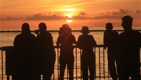 孤獨星球　看見高雄之美（1）知名旅遊指南出版社「孤獨星球」24日公布2018年10個最適合旅遊城市，高雄不但上榜，且名列第5。圖為西子灣夕陽彩霞一景。中央社記者董俊志攝　106年10月25日