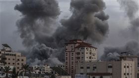 以色列空襲加薩城後，濃煙不斷升起。（圖／美聯社／達志影像）