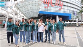 林志潔與眾新竹市議員一同在街頭跳舞拜票。（圖／林志潔辦公室提供）