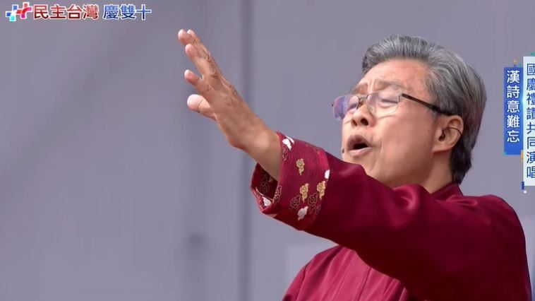 楊烈國慶禮讚吟詩　壯烈歌聲網全聽哭了