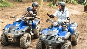 鳳小岳與Jessie戶外約會行程大公開，騎乘沙灘車山林裡自由穿梭。（圖／品牌提供）