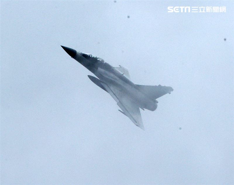 中華民國112年國慶天關機幻象2000戰機飛越總統府上空。（圖/記者邱榮吉攝影）