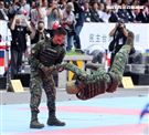 中華民國112年國慶國防部心理作戰大隊、陸軍專科學校，以及陸軍特戰指揮部，以「守護共好─We Are The Best」為主題進行聯合演出。（圖/記者邱榮吉攝影）