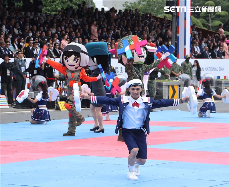 中華民國112年國慶國防部心理作戰大隊、陸軍專科學校，以及陸軍特戰指揮部，以「守護共好─We Are The Best」為主題進行聯合演出。（圖/記者邱榮吉攝影）
