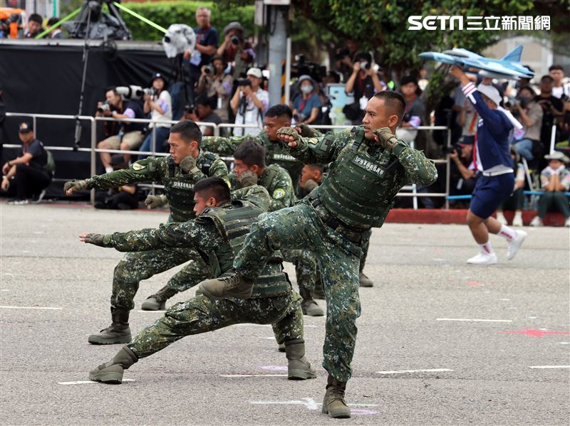 中華民國112年國慶國防部心理作戰大隊、陸軍專科學校，以及陸軍特戰指揮部，以「守護共好─We Are The Best」為主題進行聯合演出。（圖/記者邱榮吉攝影）