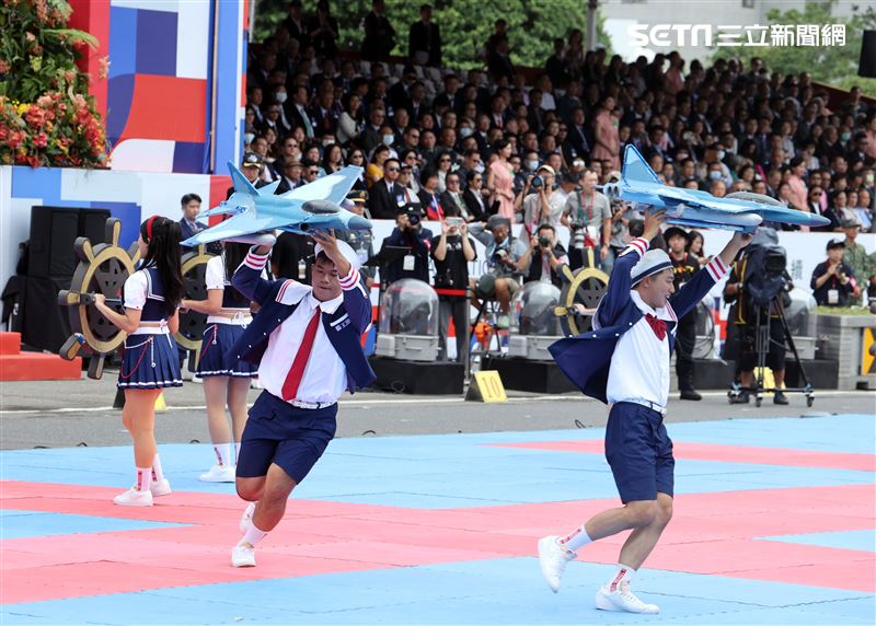中華民國112年國慶國防部心理作戰大隊、陸軍專科學校，以及陸軍特戰指揮部，以「守護共好─We Are The Best」為主題進行聯合演出。（圖/記者邱榮吉攝影）